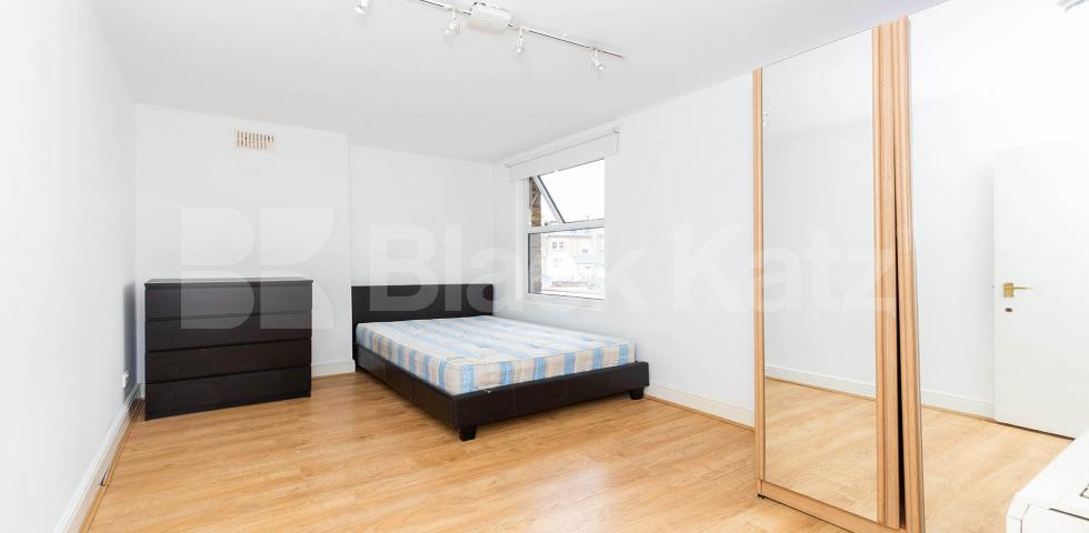 			4 Bedroom, 1 bath, 1 reception Flat			 Criterion Mews, UPPER HOLLOWAY 